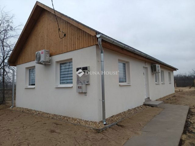 Eladó családi ház, Tápiószentmártonon 50 M Ft, 4 szobás