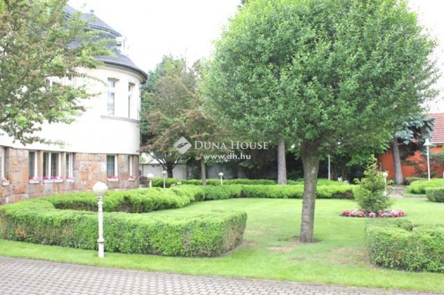 Eladó családi ház, Üllőn 303 M Ft, 12 szobás