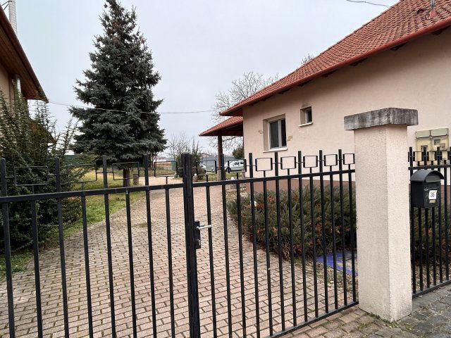 Eladó családi ház, Komáromban 89 M Ft, 3 szobás