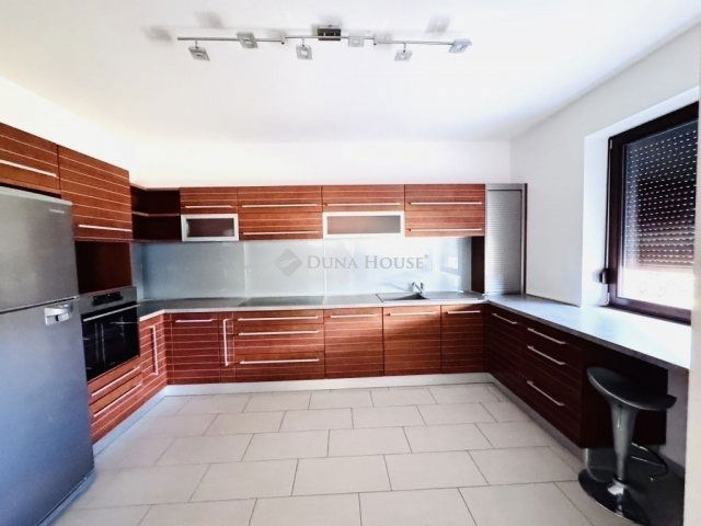 Eladó családi ház, Pécsett 225 M Ft, 6 szobás