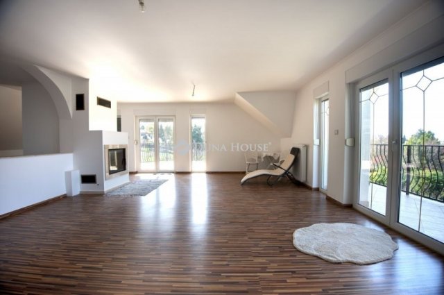 Eladó családi ház, Telkin 399 M Ft, 8 szobás