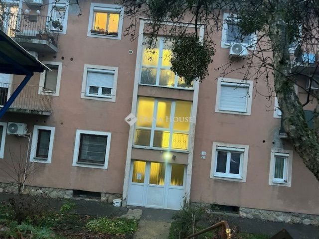 Eladó téglalakás, Komlón 18.5 M Ft, 2 szobás