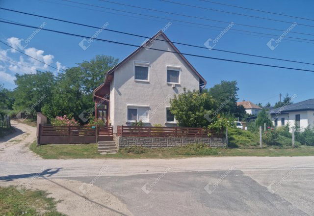 Eladó családi ház, Ászáron 64.9 M Ft, 5 szobás