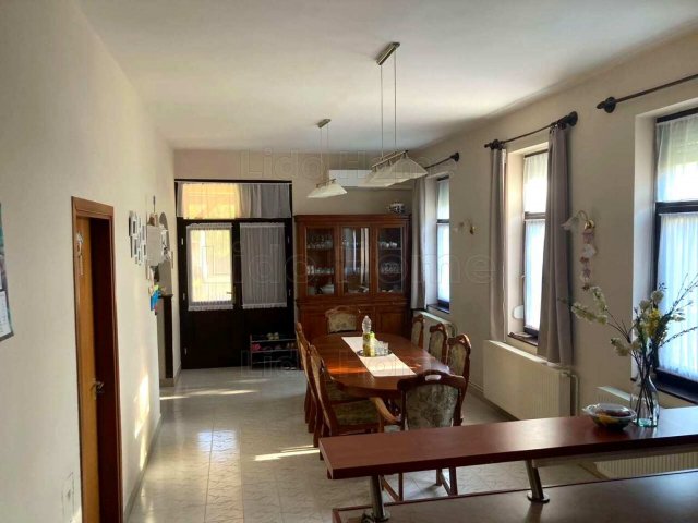 Eladó családi ház, Siófokon 175 M Ft, 9 szobás