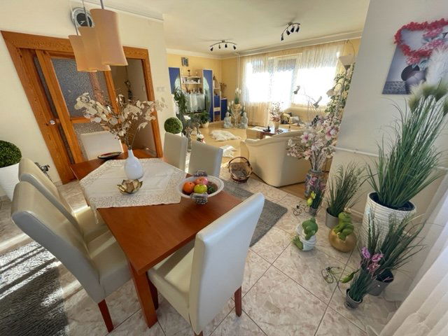 Eladó családi ház, Tatán 128 M Ft, 6 szobás