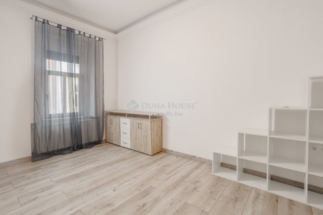 Eladó téglalakás, Pécsett 120 M Ft, 4 szobás