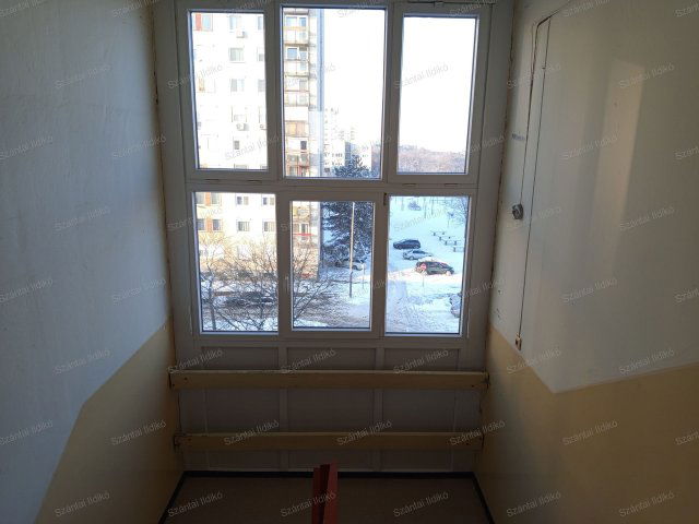 Eladó panellakás, Szolnokon 25.9 M Ft, 3 szobás