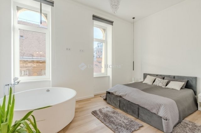 Eladó téglalakás, Budapesten, VI. kerületben 145 M Ft, 3 szobás