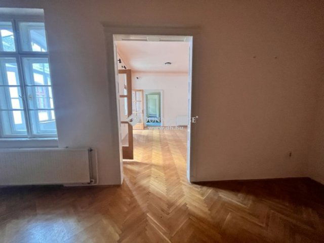 Eladó téglalakás, Pécsett 89 M Ft, 5 szobás