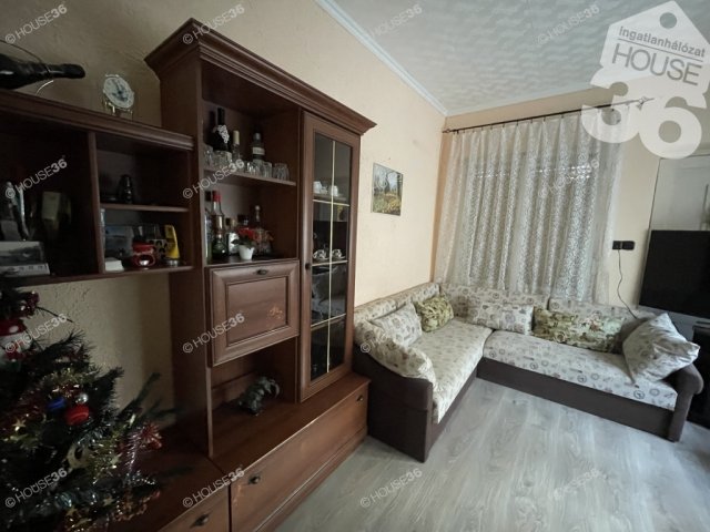 Eladó családi ház, Solton 58 M Ft, 7 szobás
