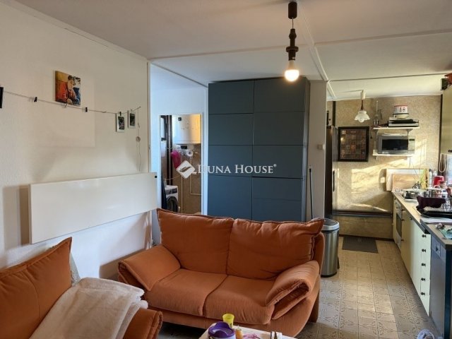 Eladó családi ház, Szentendrén 79.001 M Ft, 7 szobás