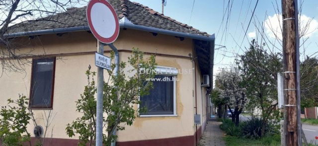 Eladó családi ház, Szentesen 18 M Ft, 1 szobás