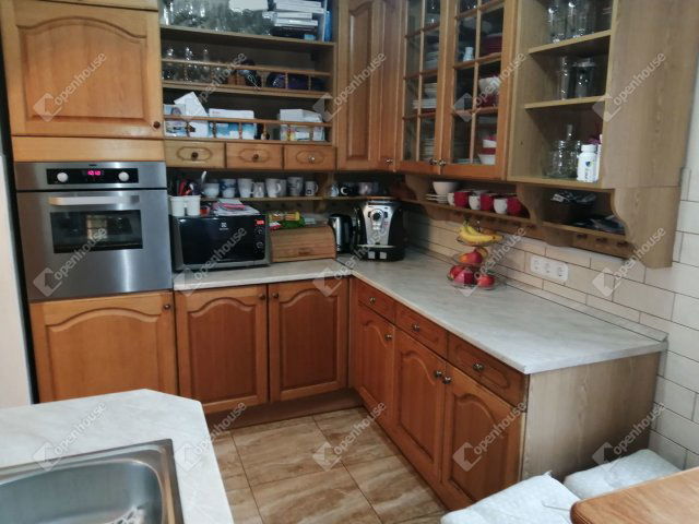 Eladó családi ház, Győrött 198 M Ft, 8 szobás