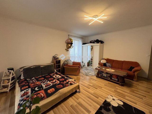 Eladó téglalakás, Győrött 80.5 M Ft, 3 szobás