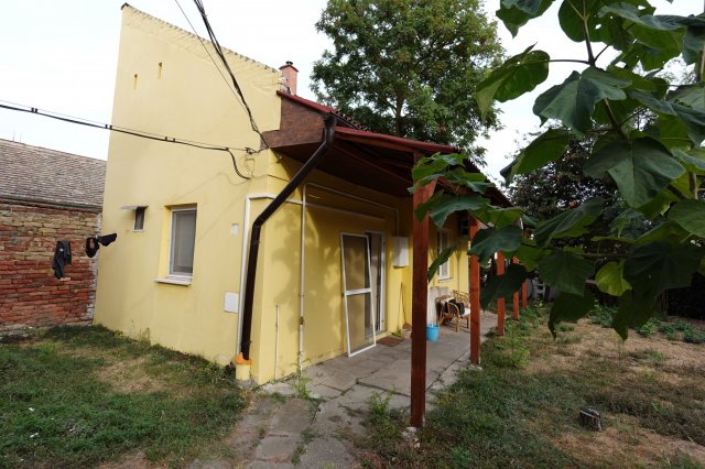 Eladó téglalakás, Szegeden 28.5 M Ft, 1 szobás