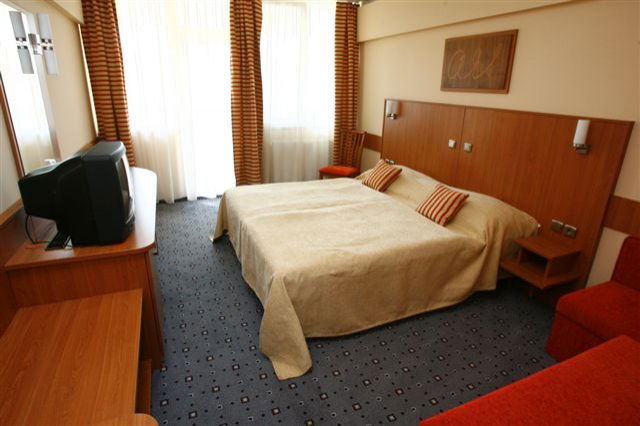 Eladó hotel, Zalakaroson 1450 M Ft, 46 szobás