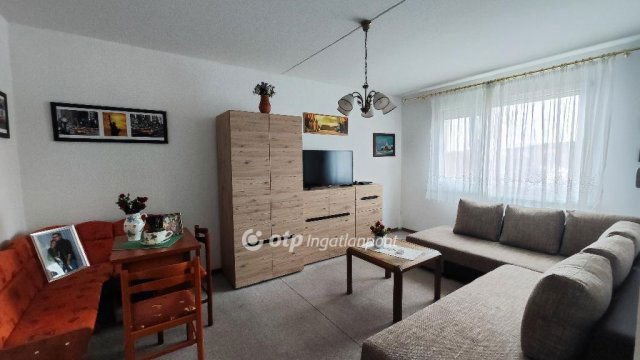 Eladó panellakás, Pétfürdőn 27.5 M Ft, 1+1 szobás