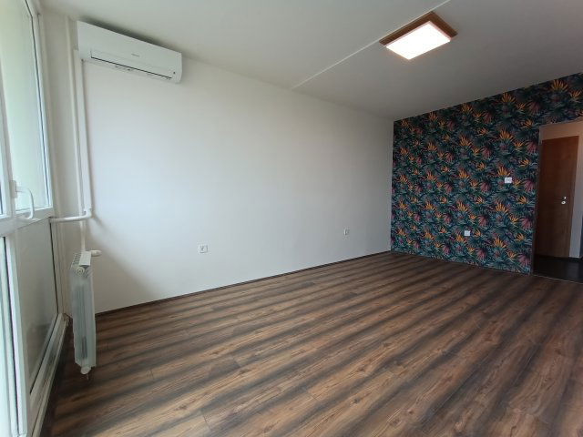 Eladó panellakás, Pécsett 45.85 M Ft, 3 szobás