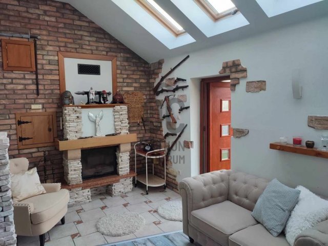 Eladó családi ház, Komáromban 105 M Ft, 8 szobás