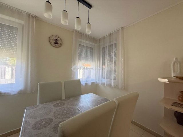 Eladó családi ház, Vecsésen 105 M Ft, 4 szobás