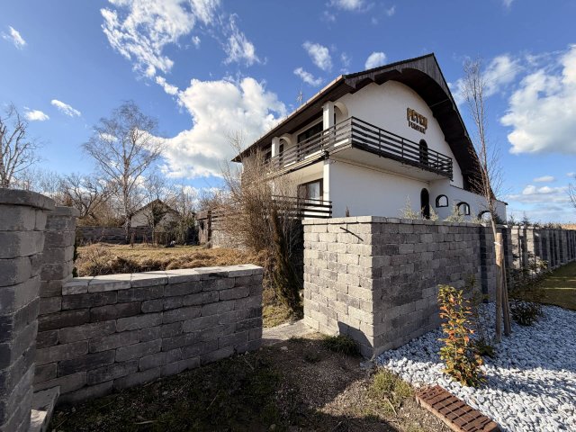 Eladó családi ház, Balatonfenyvesen 319 M Ft, 8 szobás