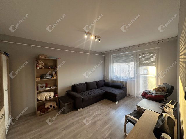 Eladó panellakás, Oroszlányban 33.5 M Ft, 2 szobás