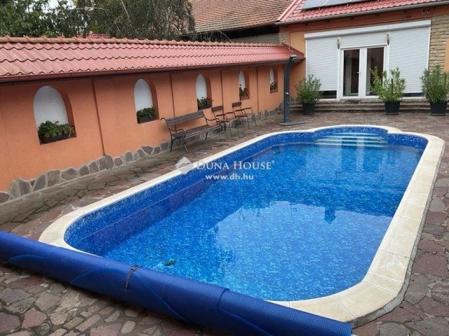 Eladó családi ház, Majosházán 220 M Ft, 4 szobás