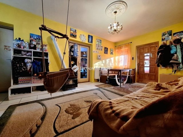 Eladó családi ház, Kajárpécen 39.9 M Ft, 7 szobás