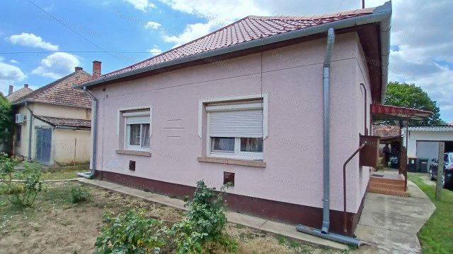 Eladó családi ház, Martfűn 28.5 M Ft, 2 szobás