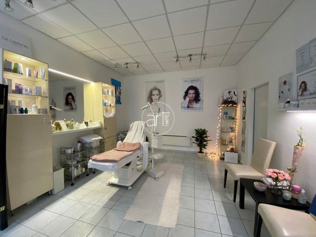 Eladó üzlethelyiség, Szegeden, Bartók téren 6.5 M Ft