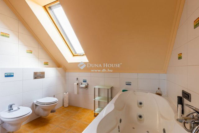 Eladó családi ház, Kistarcsán 329 M Ft, 5 szobás