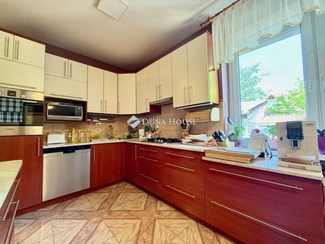 Eladó családi ház, Kecskeméten 149.9 M Ft, 9 szobás