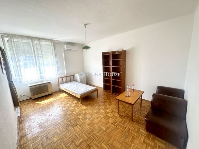 Eladó téglalakás, Kecskeméten 32 M Ft, 1 szobás