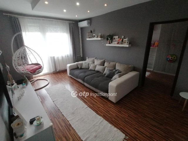 Eladó panellakás, Debrecenben 71.9 M Ft, 3 szobás