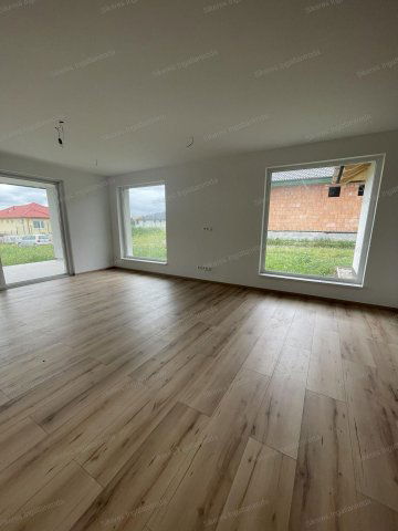 Eladó családi ház, Környén 154.6 M Ft, 4+1 szobás