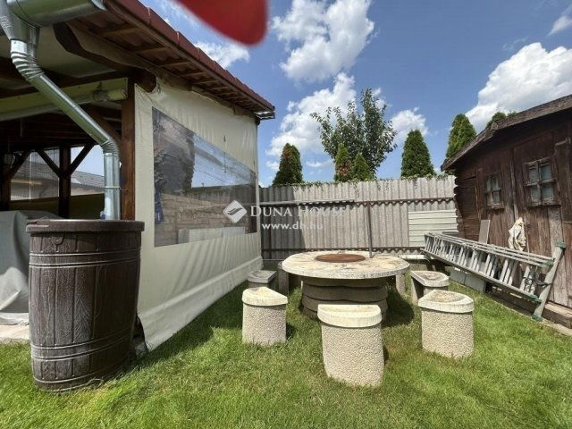 Eladó családi ház, Vecsésen 172 M Ft, 2 szobás