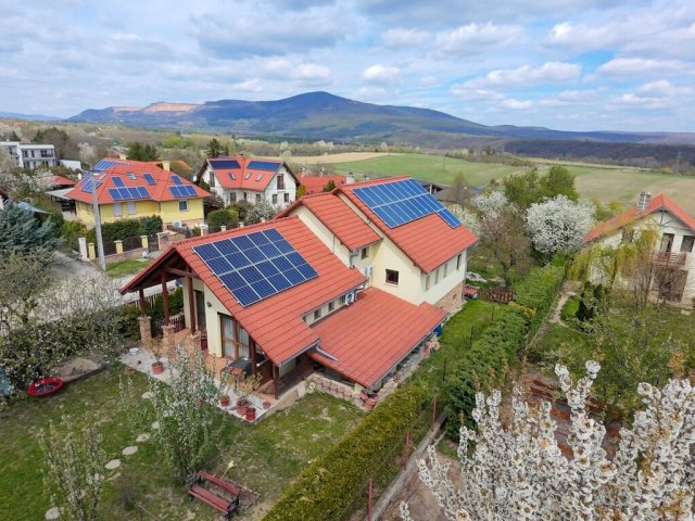 Eladó családi ház, Vácon 159.499 M Ft, 6 szobás