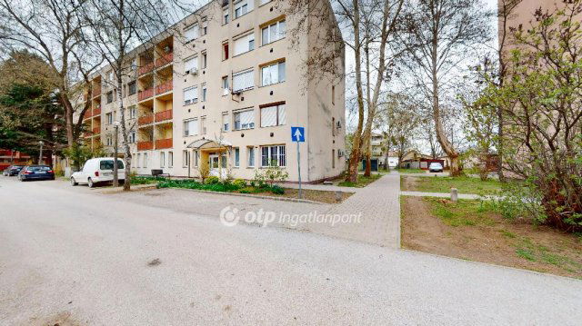 Eladó téglalakás, Nyírbátorban 24.5 M Ft, 2 szobás