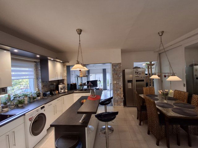 Eladó ikerház, Szolnokon 99 M Ft, 6 szobás / költözzbe.hu