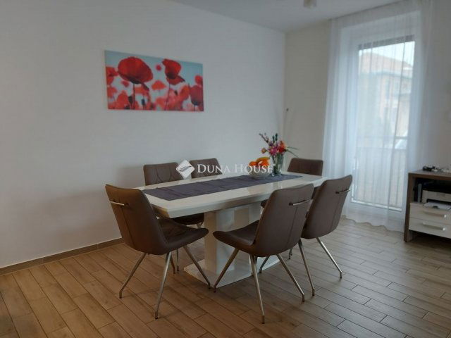 Eladó téglalakás, Pécsett 109.9 M Ft, 4 szobás