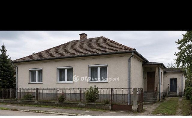 Eladó családi ház, Rákóczifalván 35 M Ft, 3 szobás