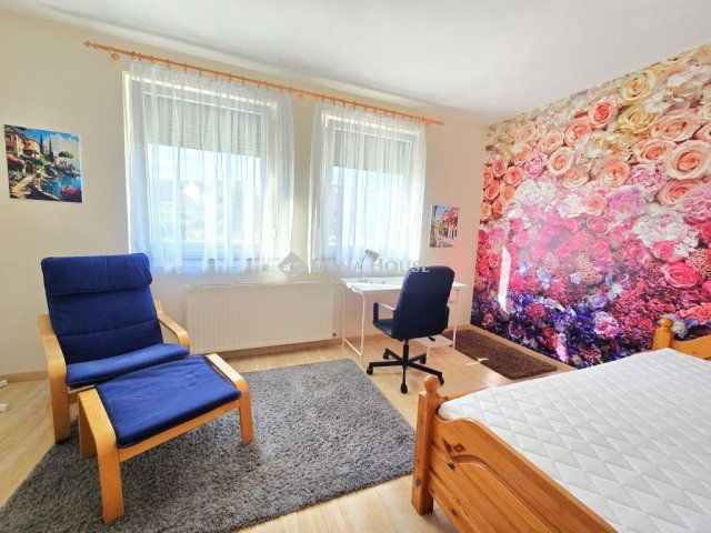 Kiadó téglalakás, albérlet, Pécsett 160 E Ft / hó, 3 szobás