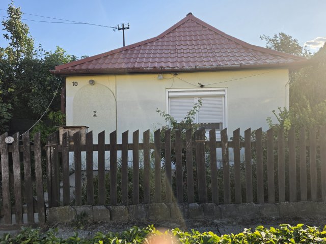 Eladó családi ház, Gyúrón 42 M Ft, 2 szobás