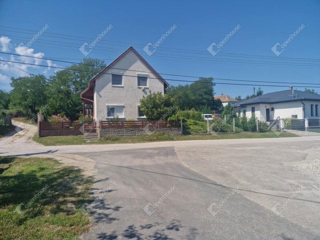 Eladó családi ház, Ászáron 64.9 M Ft, 5 szobás