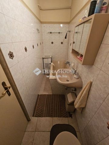 Eladó családi ház, Vecsésen 109.98 M Ft, 6 szobás