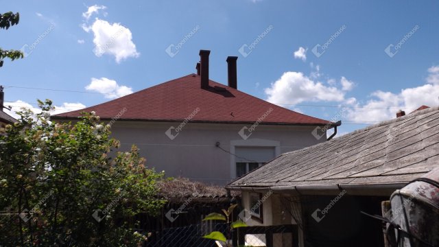 Eladó családi ház, Ajkán 68 M Ft, 4 szobás