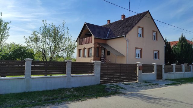 Eladó családi ház, Makláron 120 M Ft, 6 szobás