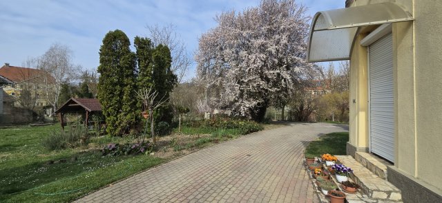 Eladó családi ház, Kölesden 64.9 M Ft, 5 szobás