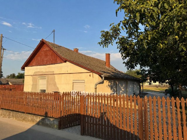 Eladó családi ház, Nádudvaron 29.9 M Ft, 1+2 szobás