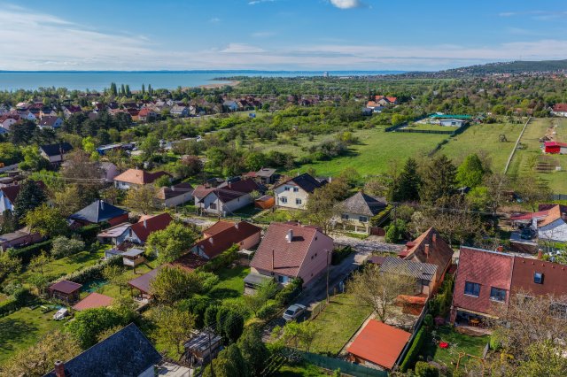 Eladó családi ház, Balatonalmádiban 89.99 M Ft, 5 szobás